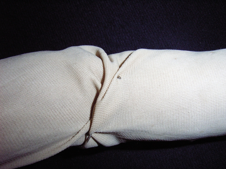 Particolare dello spillo sul braccio